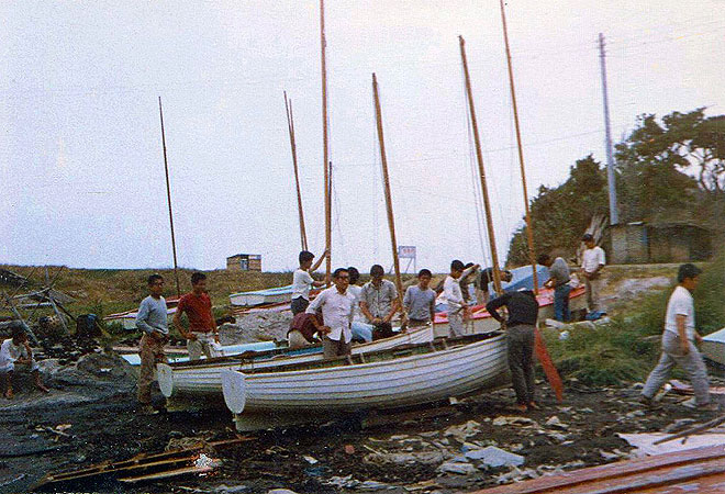 1966年荒崎の浜で艤装中